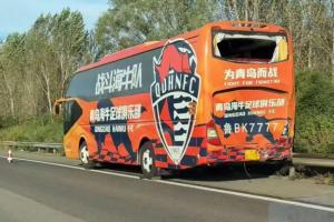 青岛海牛球队遭遇不幸，突发车祸致大巴后窗玻璃损毁，困境频添