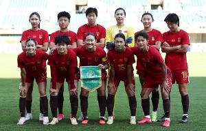 中国女足士气低落匆匆穿越混合采访区，唯有吴海燕驻足回应媒体提问