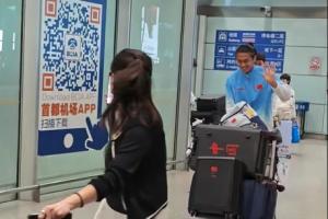 荣归故里，U23国家足球队携奖牌抵达首都，热情球迷机场热烈迎接