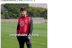 斯旺西官号晒视频，球队在训练前欢迎严智星亚运夺金归队