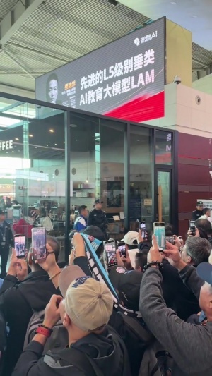 全力奔赴！大连英博今晨集结成都，球迷云集机场助力出征