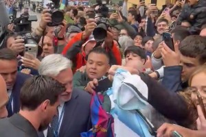 人气太火爆了！梅西为疯狂的球迷们签名