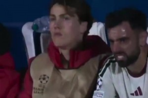 0-3落被换下！替补席上的B费非常愤怒